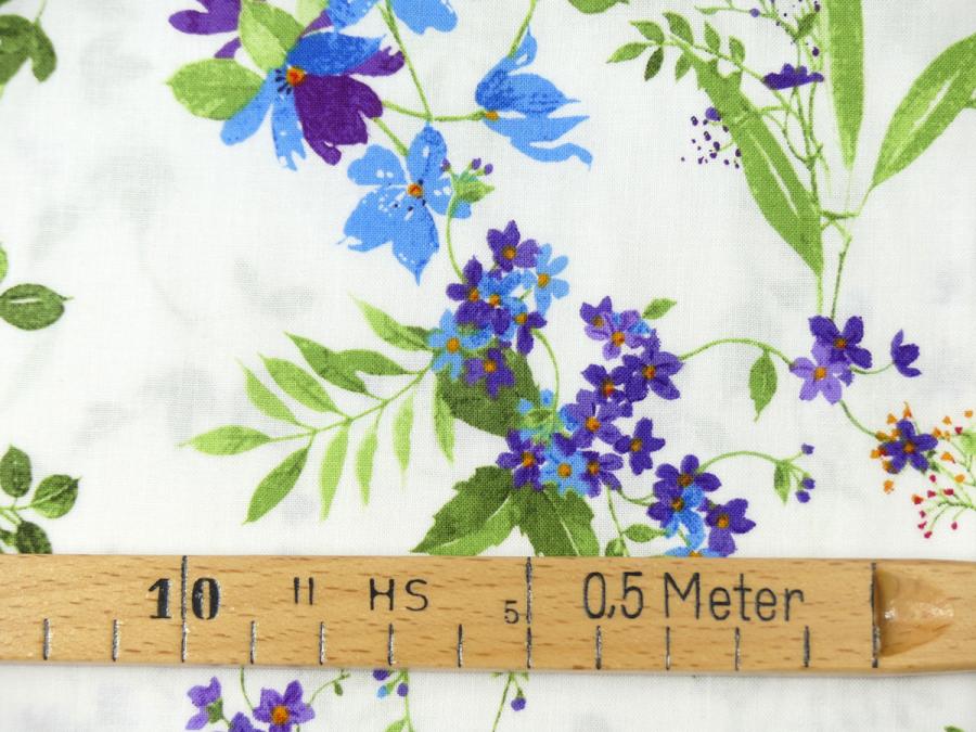 Patchworkstoff Clothworks aus der Serie Flowershop lila blau  Blüten auf weiß filigrane Blüten Blütenranke mit Maß